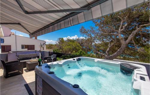 Awesome Apartment In Pag W/ Jacuzzi And 3 Bedrooms