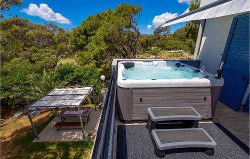 Awesome Apartment In Pag W/ Jacuzzi And 3 Bedrooms