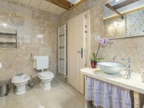 Charming Stone Villa For 14 People, With Pool And Jacuzzi, In Central Istria