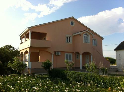 Spacious Apartment Lena Near The Beach