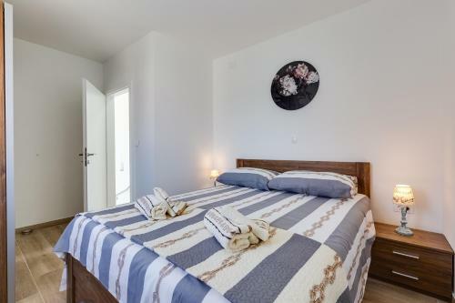 Beachfront Three Bedroom Villa With Hot Tub - Sgb3