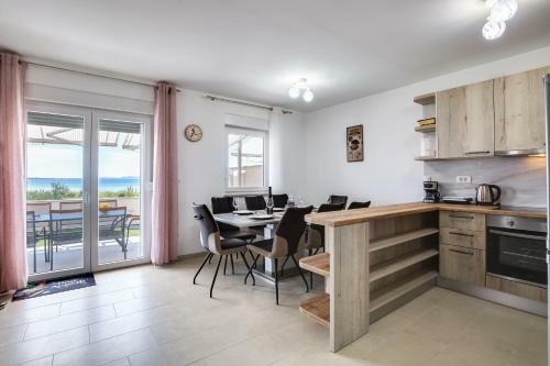 Beachfront Three Bedroom Villa With Hot Tub - Sgb3