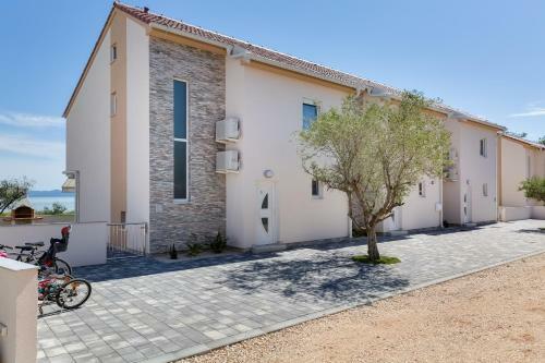 Beachfront Three Bedroom Villa With Hot Tub - Sgb3