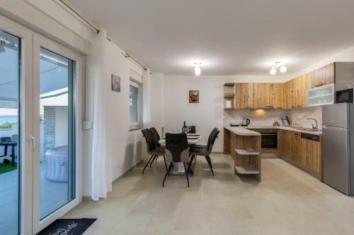 Beachfront 2 Bedroom Villa With Jacuzzy And Private Parking - Sgb2