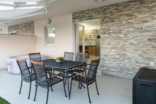 Beachfront 2 Bedroom Villa With Jacuzzy And Private Parking - Sgb2