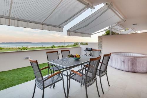 Beachfront 2 Bedroom Villa With Jacuzzy And Private Parking - Sgb2