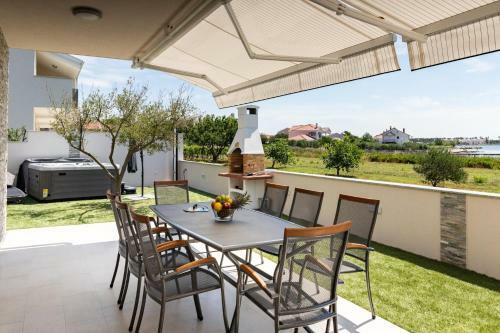 Crowonder Beachfront Garden Villa With Jacuzzi- A1