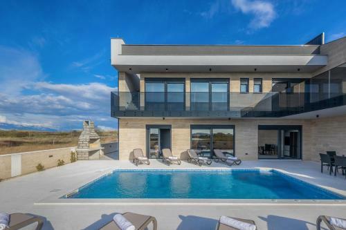 Luxury Beachfront 4 Bedroom Villa With Private Pool****