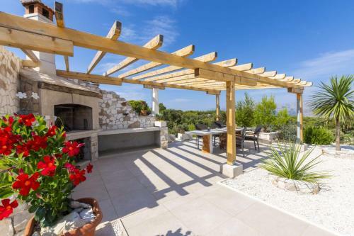 Pucisca Villa Sleeps 2 With Pool Air Con And Wifi