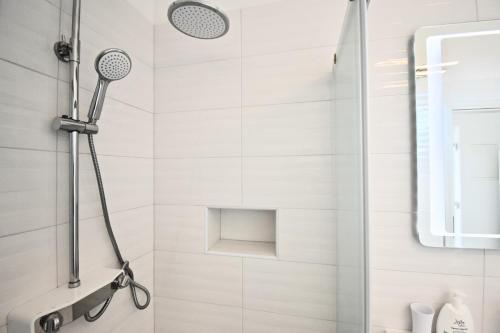 Bright And Spacious Apartment With Grill ***