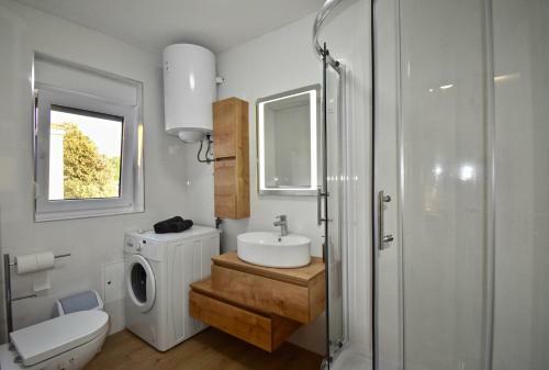 Hostal Apartments Mira
