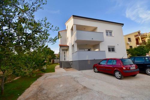 Hostal Apartments Mira