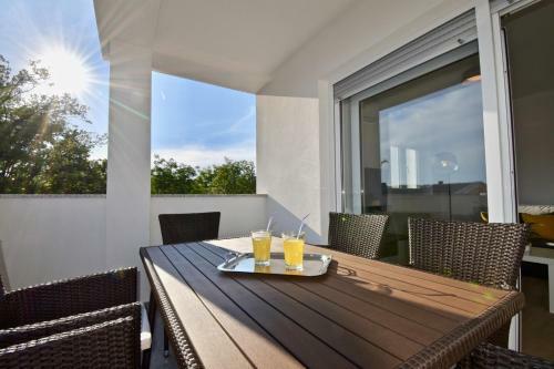 Hostal Apartments Mira