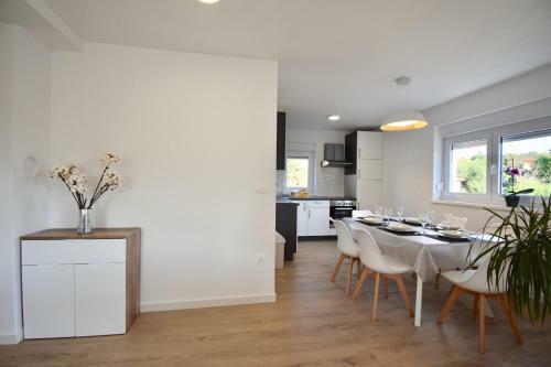 Hostal Apartments Mira