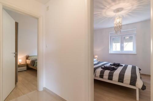 Hostal Apartments Mira