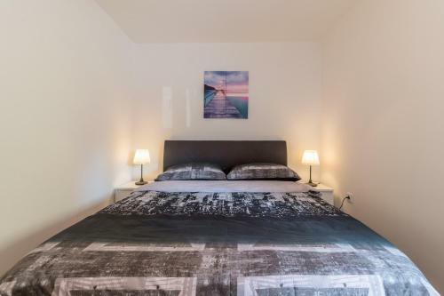 Hostal Apartments Mira