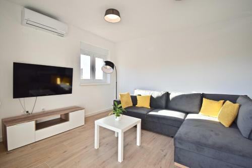 Hostal Apartments Mira