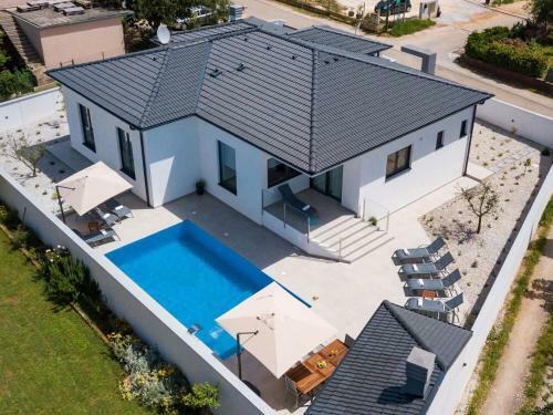 New Modern Villa With Private Pool And Outdoor Kitchen