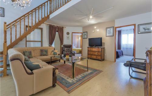 Eight-bedroom Holiday Home In Pula