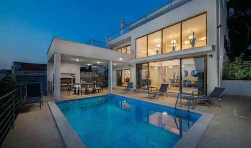 Seafront Luxury Private Villa With Hotel Service