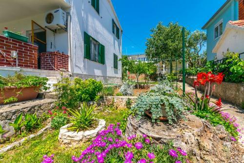 Apartments Garden By The Sea