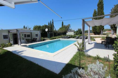 Apartments Donna With Swimming Pool