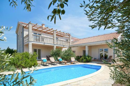 Rudina Villa Sleeps 10 With Pool Air Con And Wifi