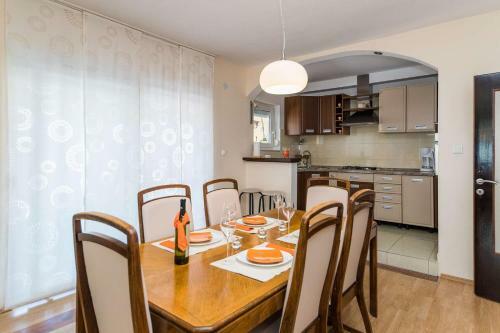 Apartamentos Rebic Selce With Sea View