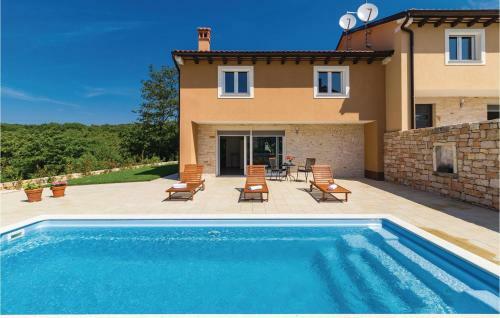 Four-bedroom Holiday Home In Putini