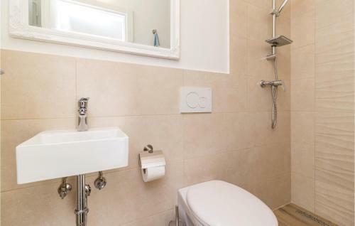Four-bedroom Holiday Home In Putini