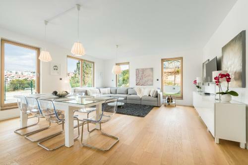 The Majestic Bel Etage Upscale Apartment With Pool