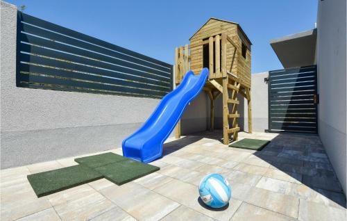 Stunning Home In Split W/ Jacuzzi, Wifi And 4 Bedrooms