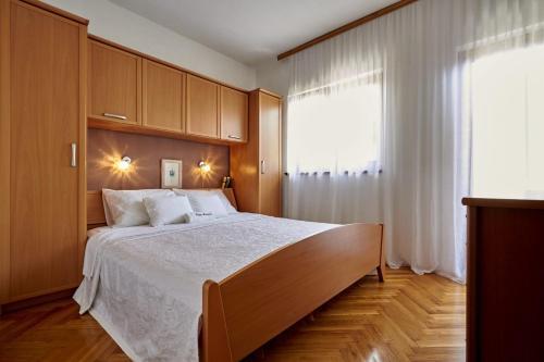 Split Villa Sleeps 8 Pool Air Con Wifi