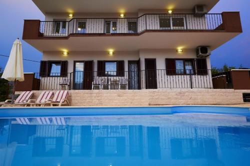 Split Villa Sleeps 8 Pool Air Con Wifi