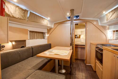 Beneteau Oceanis 38 - Arsen Sailing Boat