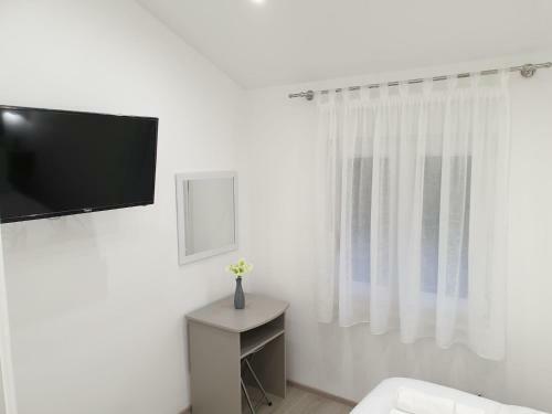 Spacious Apartment Loni - Unique Landmark