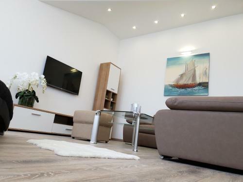 Spacious Apartment Loni - Unique Landmark
