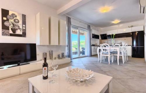 Luxury Apartment Black&white With Pool
