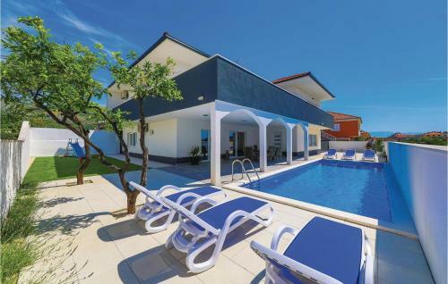 Four-bedroom Holiday Home In Seget Donji