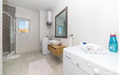 Four-bedroom Holiday Home In Seget Donji