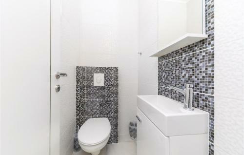 Four-bedroom Holiday Home In Seget Donji