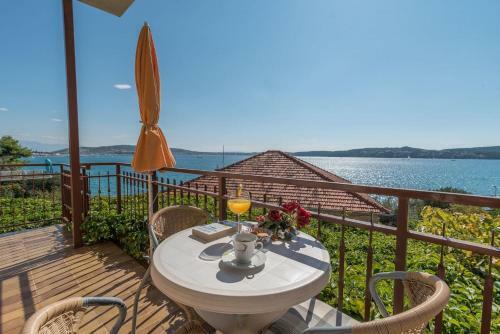 Apartments Vin - 40 M From Sea