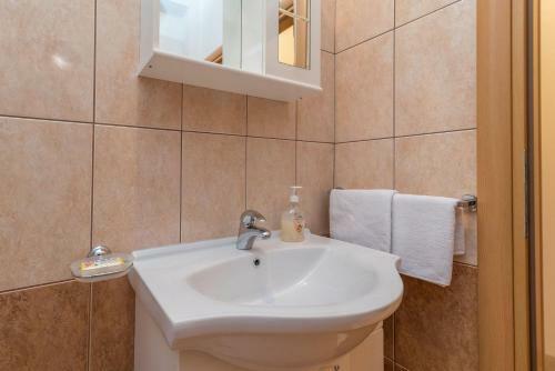Apartments Vin - 40 M From Sea
