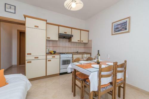 Apartments Vin - 40 M From Sea
