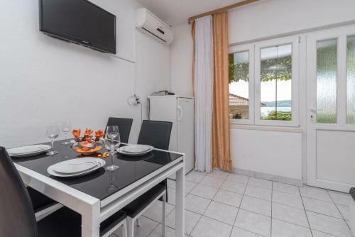 Apartments Vin - 40 M From Sea