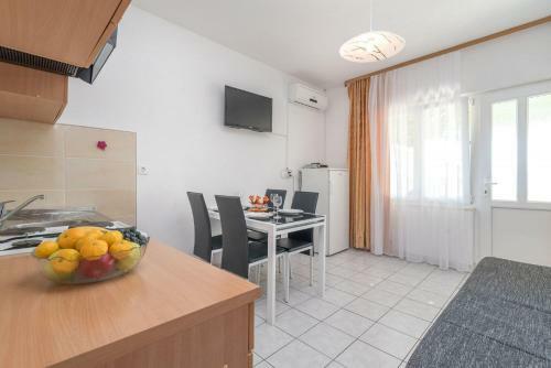 Apartments Vin - 40 M From Sea