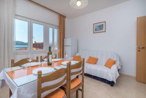 Apartments Vin - 40 M From Sea