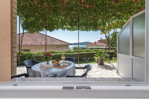 Apartments Vin - 40 M From Sea
