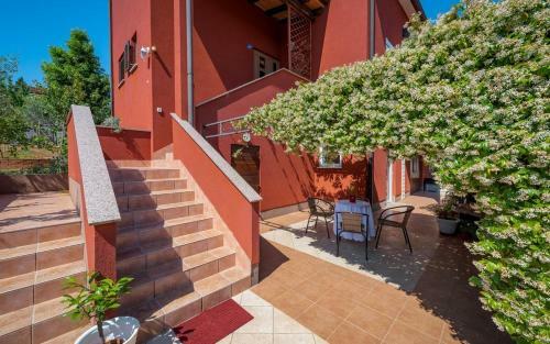 Iva House With Apartment