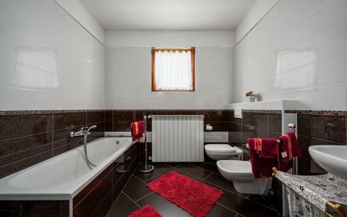 Iva House With Apartment